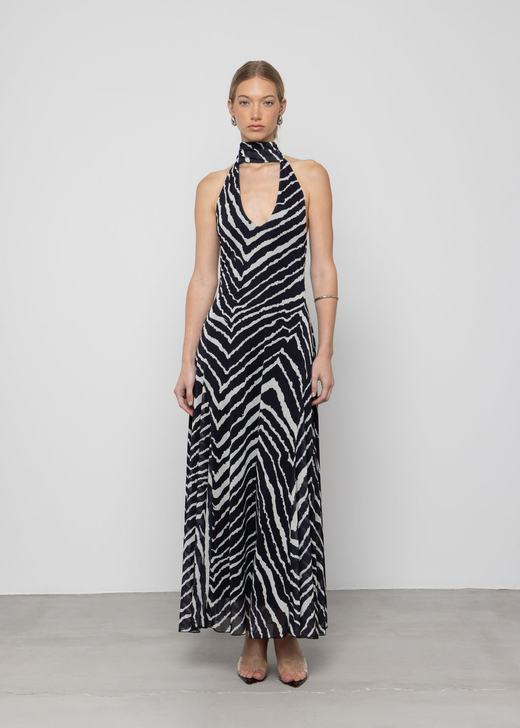 Vestido largo maxi con espalda descubierta y cola de volantes con estampado de cebra Esthè
