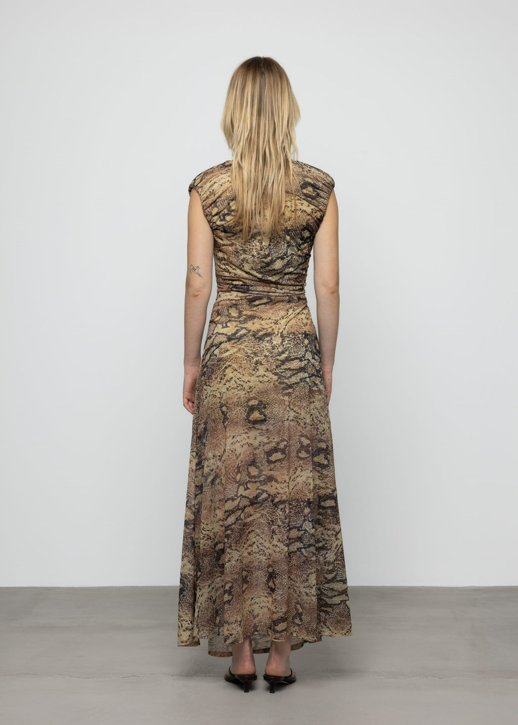 Vestido midi con estampado de serpiente Esthé