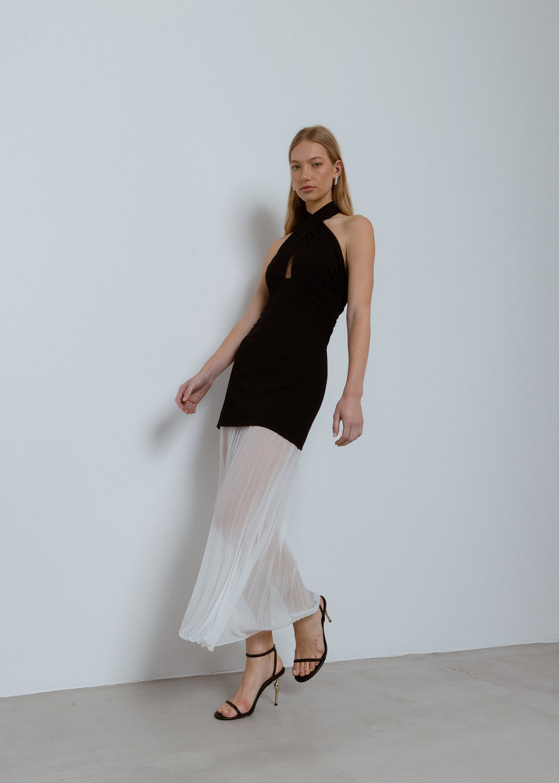 Esthé Contrast Halter Neck Maxi Dress