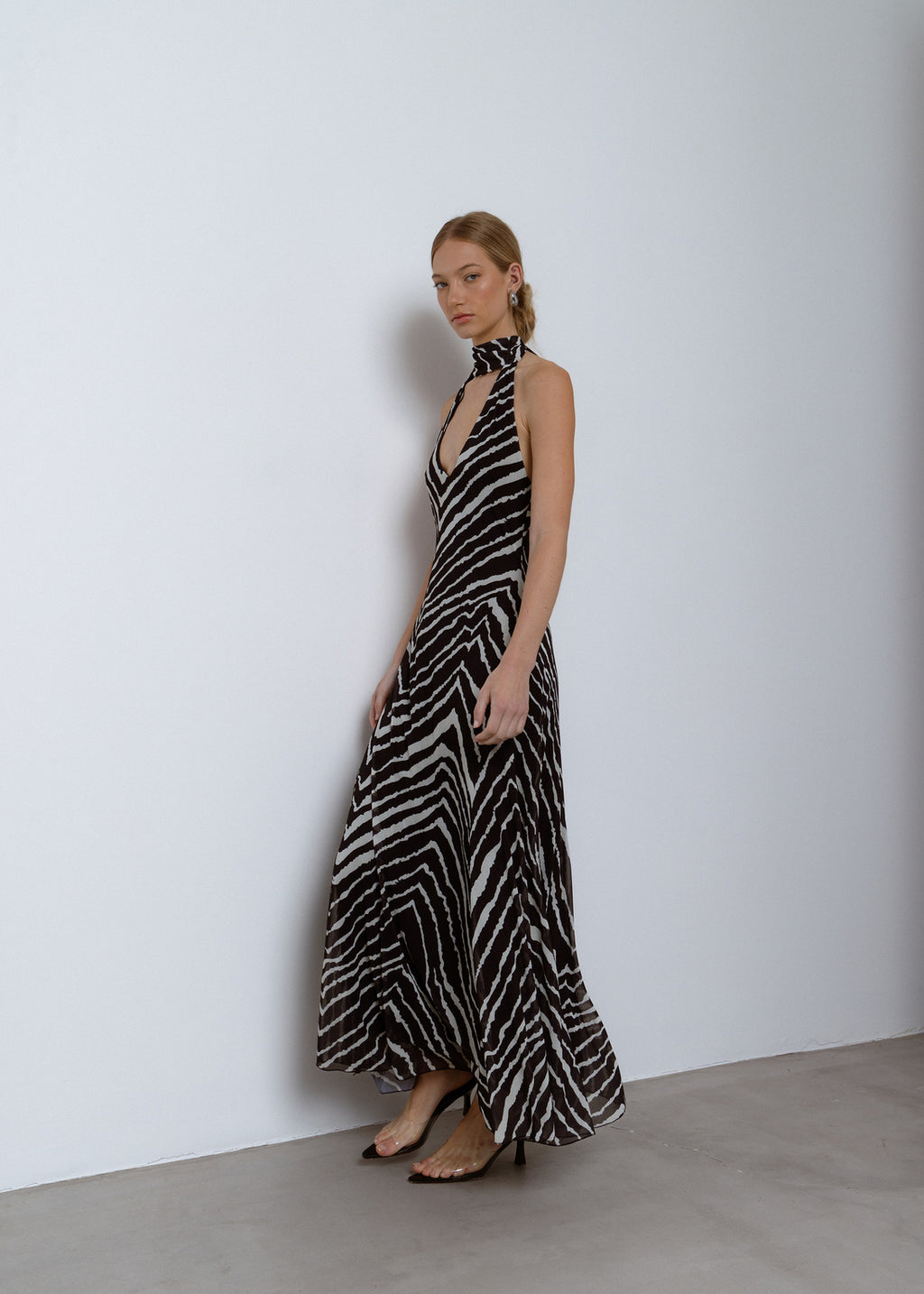 Vestido largo maxi con espalda descubierta y cola de volantes con estampado de cebra Esthè