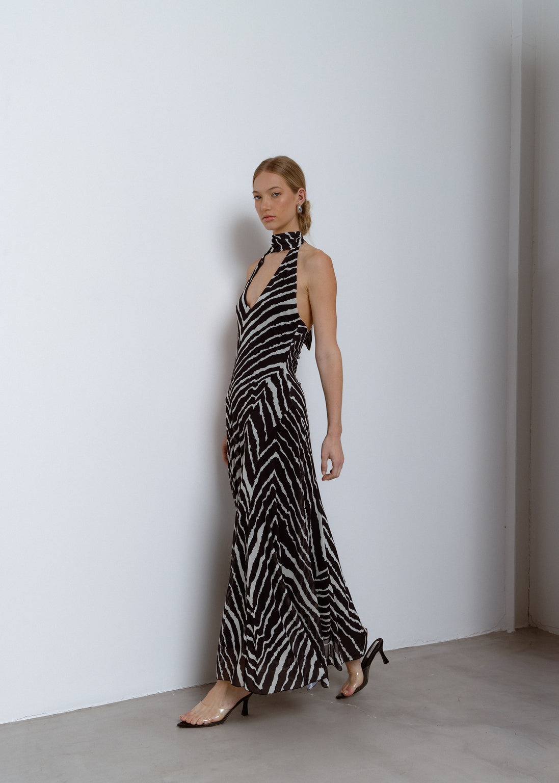 Vestido largo maxi con espalda descubierta y cola de volantes con estampado de cebra Esthè