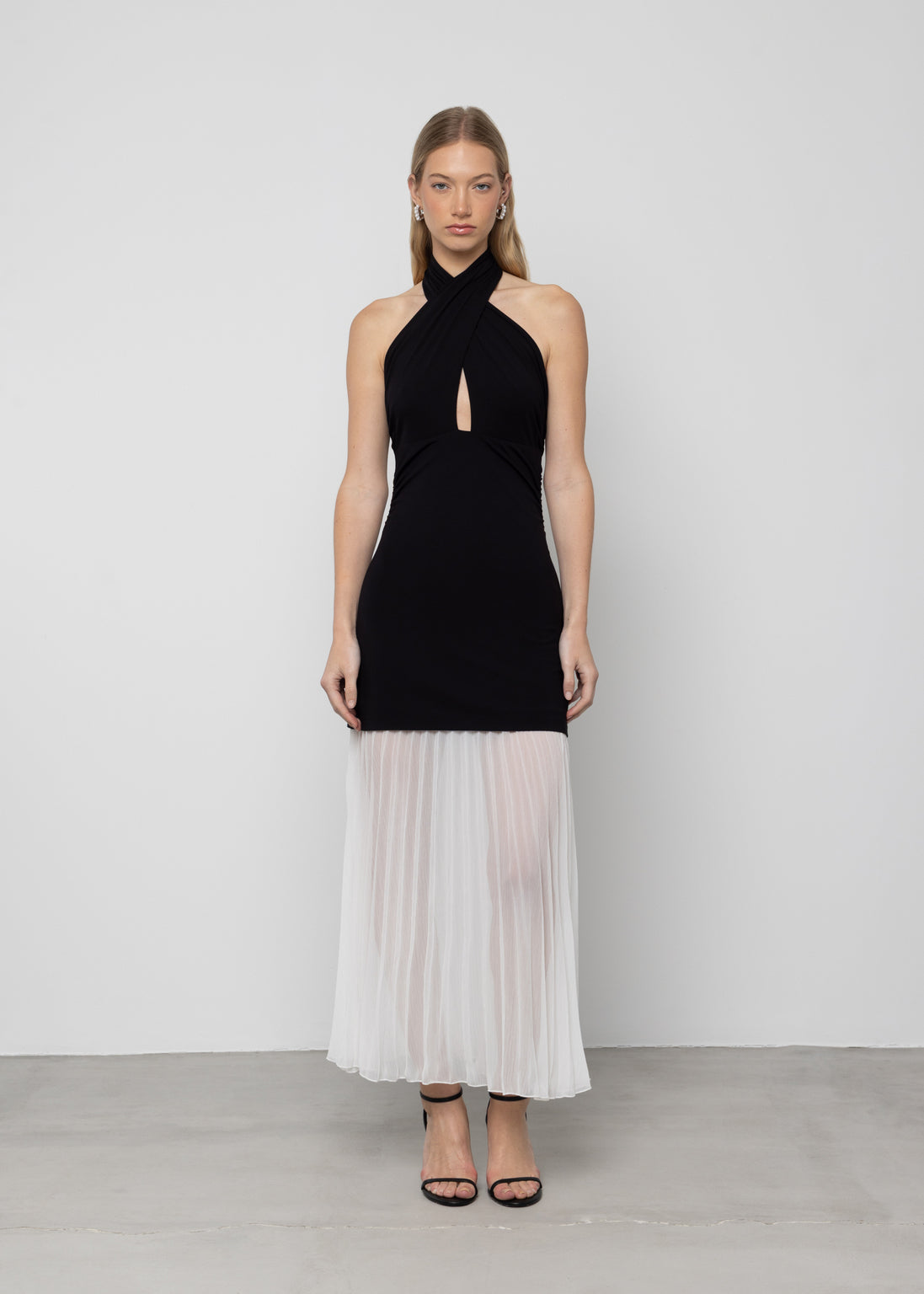 Esthé Contrast Halter Neck Maxi Dress