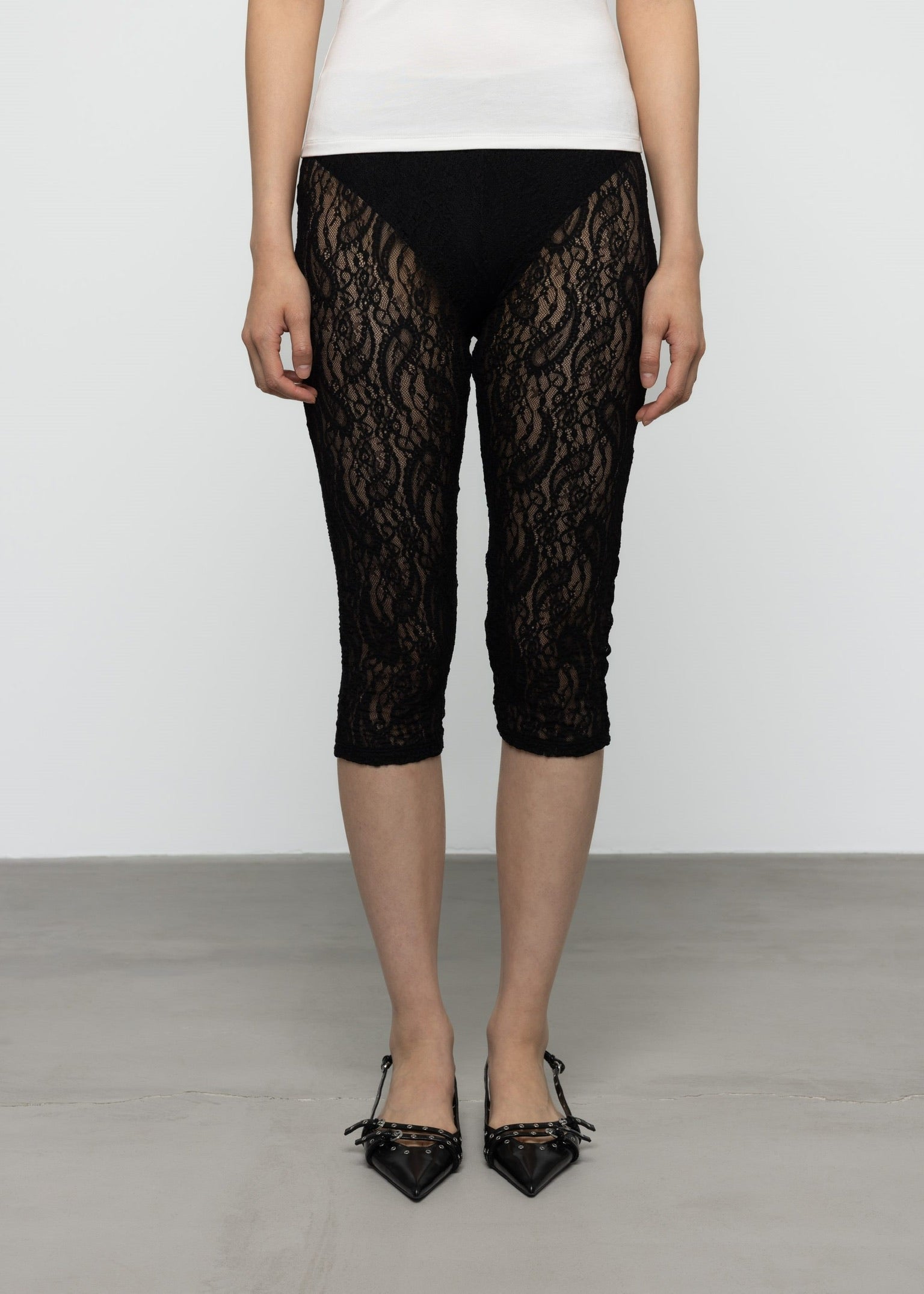 Esthé Sheer Lace Capri Pants