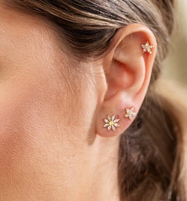Scream Pretty Boucle d'oreille unique plate TINY FLEUR ÉTINCELANTE